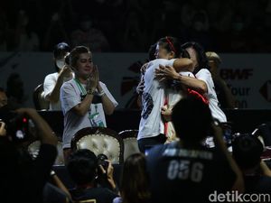 Momen Haru Perpisahan Greysia Polii di Istora Senayan Momen Haru Perpisahan Greysia Polii di Istora Senayan