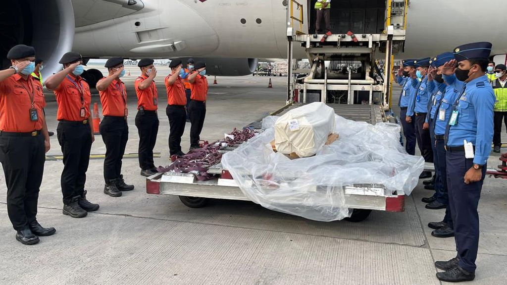 Momen Kedatangan Jenazah Eril di Bandara Soetta hingga Dibawa ke Bandung Momen Kedatangan Jenazah Eril di Bandara Soetta hingga Dibawa ke Bandung