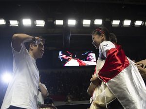 Peluk dan Air Mata Apriyani untuk Greysia Polii Peluk dan Air Mata Apriyani untuk Greysia Polii