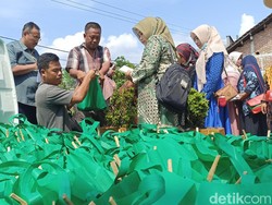 600 Paket Ikan Dibagikan untuk Tingkatkan Gizi Warga di Trenggalek