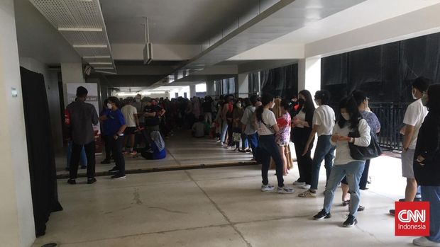 Penonton Indonesia Masters 2022 sudah memadati antrean masuk untuk menyaksikan acara seremoni Greysia Polii pensiun di Istora Senayan, Jakarta, Minggu (12/6).