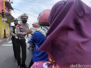 Operasi Patuh Semeru 2022, Polisi Bagikan Sapu Tangan ke Pemotor