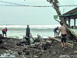 20 Warung di Pantai Citepus Sukabumi Rusak Diterjang Banjir Rob