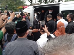 Ridwan Kamil dan Istri Naik Mobil Jenazah Eril Menuju Bandung