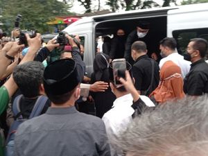 Ridwan Kamil dan Istri Naik Mobil Jenazah Eril Menuju Bandung Ridwan Kamil dan Istri Naik Mobil Jenazah Eril Menuju Bandung