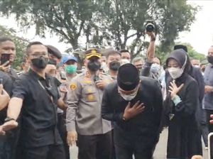 Gestur Menyentuh Ridwan Kamil dan Istri Usai Jenazah Eril Tiba di RI Gestur Menyentuh Ridwan Kamil dan Istri Usai Jenazah Eril Tiba di RI