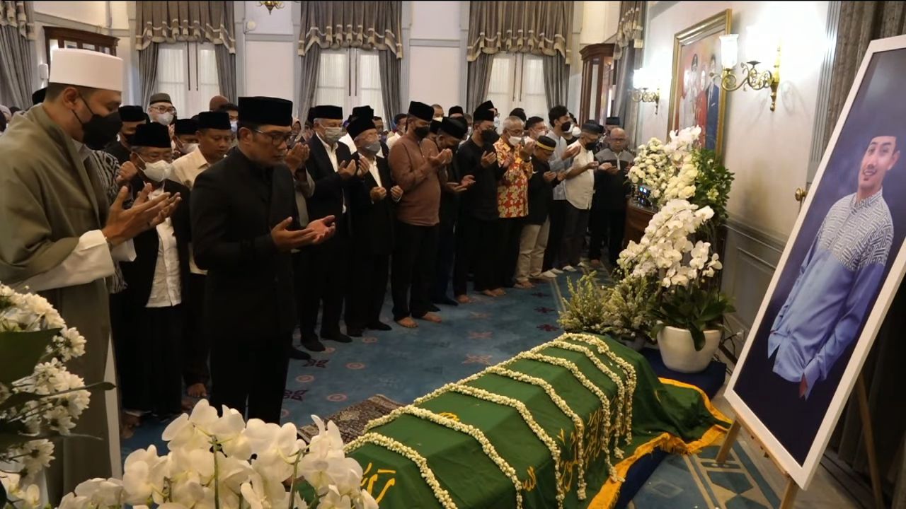 Gubernur Jawa Barat, Ridwan Kamil, menjadi imam salat jenazah anaknya, Emmeril Kahn Mumtadz atau Eril. Salat jenazah Eril dilaksanakan di Gedung Pakuan Bandung, Minggu, 12/6/2022.