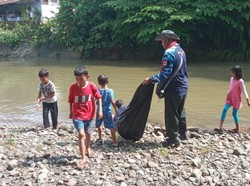 Serunya Belajar Sambil Membersihkan Sungai di Sukabumi
