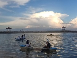 Bermain Kano Bening di Pantai Karang Sanur, Bisa Lihat Biota Laut