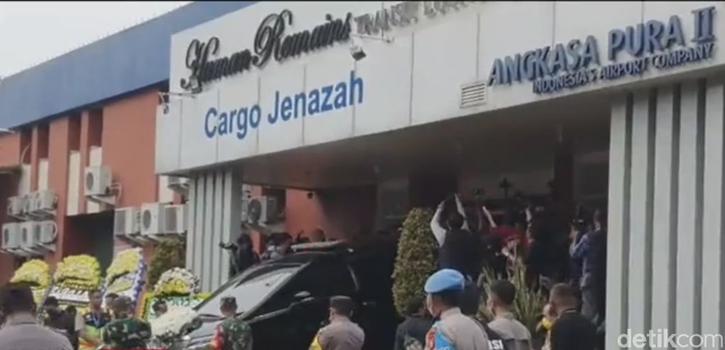 Jenazah anak sulung Gubernur Jawa Barat (Jabar) Ridwan Kamil, Emmeril Kahn Mumtadz atau Eril, tiba di Tanah Air. Keluarga Ridwan Kamil menyambut di kargo jenazah Bandara Soekarno-Hatta, Minggu, 12/6/2022.