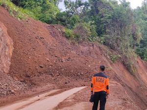 Akses Palopo-Toraja Utara Masih Tertutup Longsor, Pengendara Dialihkan Akses Palopo-Toraja Utara Masih Tertutup Longsor, Pengendara Dialihkan