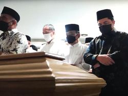 Video Menteri-menteri Jokowi Salatkan Jenazah Eril di Bandara Soetta