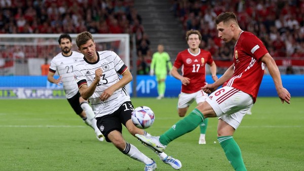 BUDAPEST, HUNGARY - JUNE 11: Willi Orban of Hungary is challenged by Thomas Mueller of Germany during the UEFA Nations League League A Group 3 match between Hungary and Germany at Puskas Arena on June 11, 2022 in Budapest, Hungary. (Photo by Alexander Hassenstein/Getty Images)