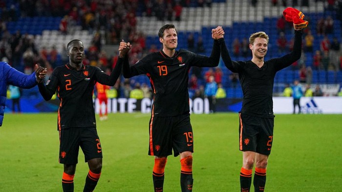 CARDIFF, WALES - JUNE 8: Jordan Teze of The Netherlands, Wout Weghorst of The Netherlands, Frenkie de Jong of The Netherlands during the UEFA Nations League match between Wales and The Netherlands at Cardiff City Stadium on June 8, 2022 in Cardiff, Wales (Photo by Andre Weening/BSR Agency/Getty Images)