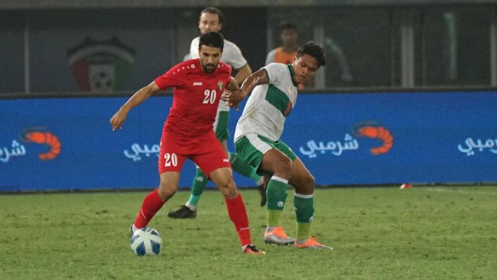 Pesepak bola Timnas Indonesia Fachruddin Aryanto (kanan) berebut bola pesepak bola Timnas Yordania Monther Abu Amara (kiri) pada laga lanjutan Grup A Kualifikasi Piala Asia 2023 di Stadion Internasional Jaber Al Ahmad, Kuwait, Sabtu (11/6/2022). Indonesia kalah dengan skor 0-1. ANTARA FOTO/Humas PSSI/app/YU