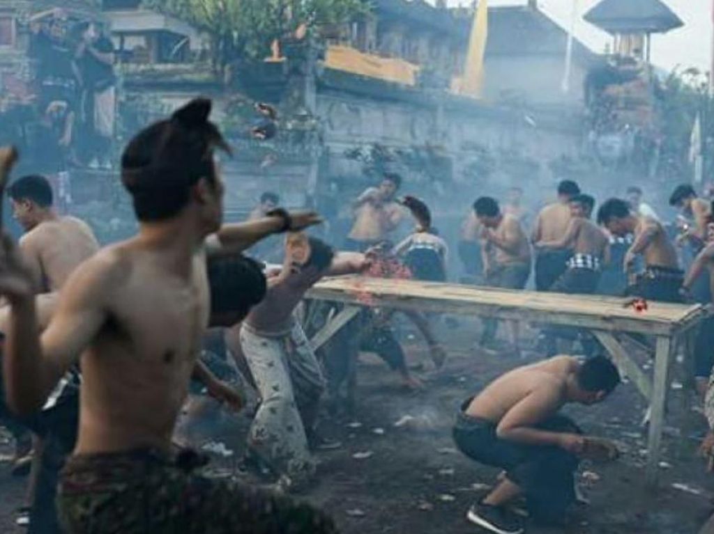 14 Warisan Budaya di Tabanan, Tradisi Siat Sambuk-Mesuryak