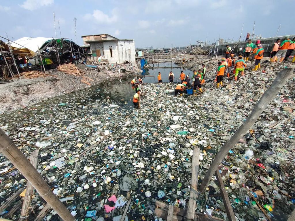 Dinas Lingkungan Hidup DKI Gerebek Sampah di Kampung Nelayan Cilincing