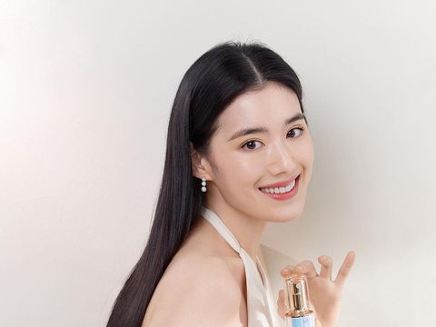 Wajah bak bidadari, Jung Eun Chae tampil bersinar dan elegan bersama Clé de Peau Beauté untuk ELLE Magazine Korea./ Foto: elle.co.kr