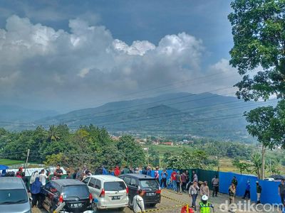 Warga Berdatangan Lihat Persiapan Jelang Pemakaman Eril di Cimaung