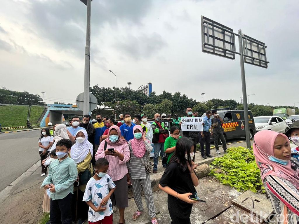 Selamat Jalan Eril Warga Lepas Jenazah Eril dari Soetta ke Bandung