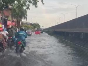 Banjir Masuk ke Sebagian Rumah Warga di Perum Pondok Candra Indah