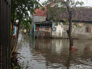 Kawasan Rungkut Sempat Terendam Banjir Hingga Selutut Orang Dewasa Kawasan Rungkut Sempat Terendam Banjir Hingga Selutut Orang Dewasa