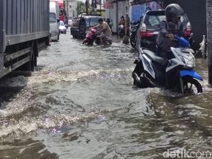 Jalan Letjen Suprapto Waru Banjir 50 Cm, Puluhan Motor Mogok