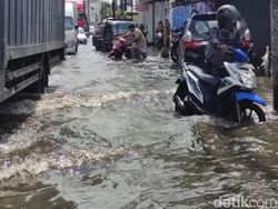 Jalan Letjen Suprapto Waru Banjir 50 Cm, Puluhan Motor Mogok
