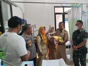Terkuaknya Ortu Bayi Baru Lahir Ditinggal di Teras Warga Karanganyar Terkuaknya Ortu Bayi Baru Lahir Ditinggal di Teras Warga Karanganyar