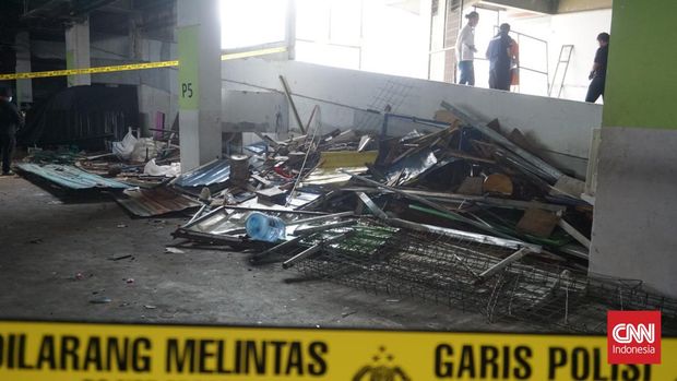 Petugas kepolisian melakukan olah TKP di area parkir Mal Lippo Plaza Yogyakarta, Senin (13/6).