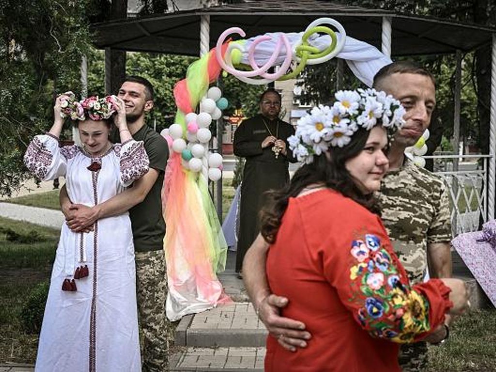 Bertemu di Medan Perang Ukraina, Pasangan Prajurit Ini Menikah