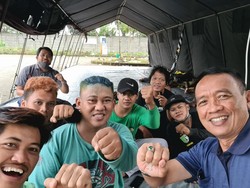 Cerita dari Kota Kembang, Bobotoh Berbagi Makanan dengan Bonek