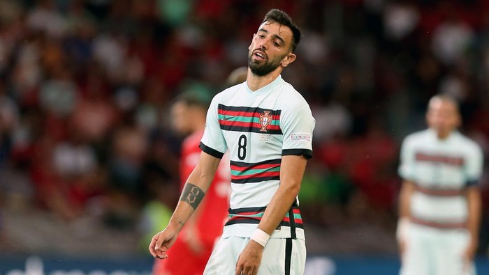 GENEVA, SWITZERLAND - JUNE 12: Bruno Fernandes of Portugal looks dejected during the UEFA Nations League League A Group 2 match between Switzerland and Portugal at Stade de Geneve on June 12, 2022 in Geneva, Switzerland. (Photo by Harry Langer/DeFodi Images via Getty Images)