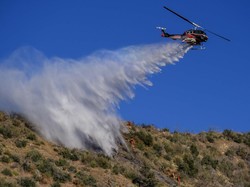 Dua Helikopter Pemadam Kebakaran di California Tabrakan, 3 Orang Tewas