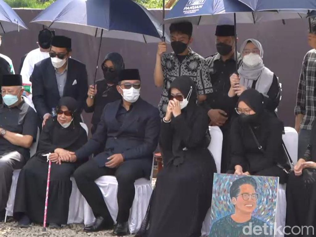 Peluk dan Ungkapan Hati Zara Melepas Kepergian Eril Peluk dan Ungkapan Hati Zara Melepas Kepergian Eril