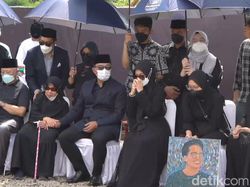 Peluk dan Ungkapan Hati Zara Melepas Kepergian Eril Peluk dan Ungkapan Hati Zara Melepas Kepergian Eril