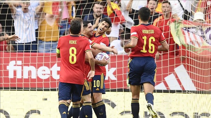 MALAGA, SPAIN - 12 June: Carlos Soler (Valencia CF) of Spain celebrates after scoring his sides first goal during the UEFA Nations  League A Group 2 match between Spain and Czech Republic at La Rosaleda Stadium on June 12, 2022 in Malaga, Spain. (Photo by Jose Hernandez/Anadolu Agency via Getty Images)
