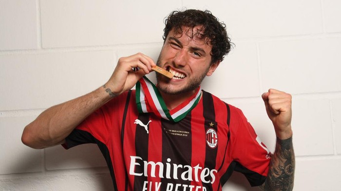 REGGIO NELLEMILIA, ITALY - MAY 22: Davide Calabria of AC Milan poses with the trophy for the victory of 