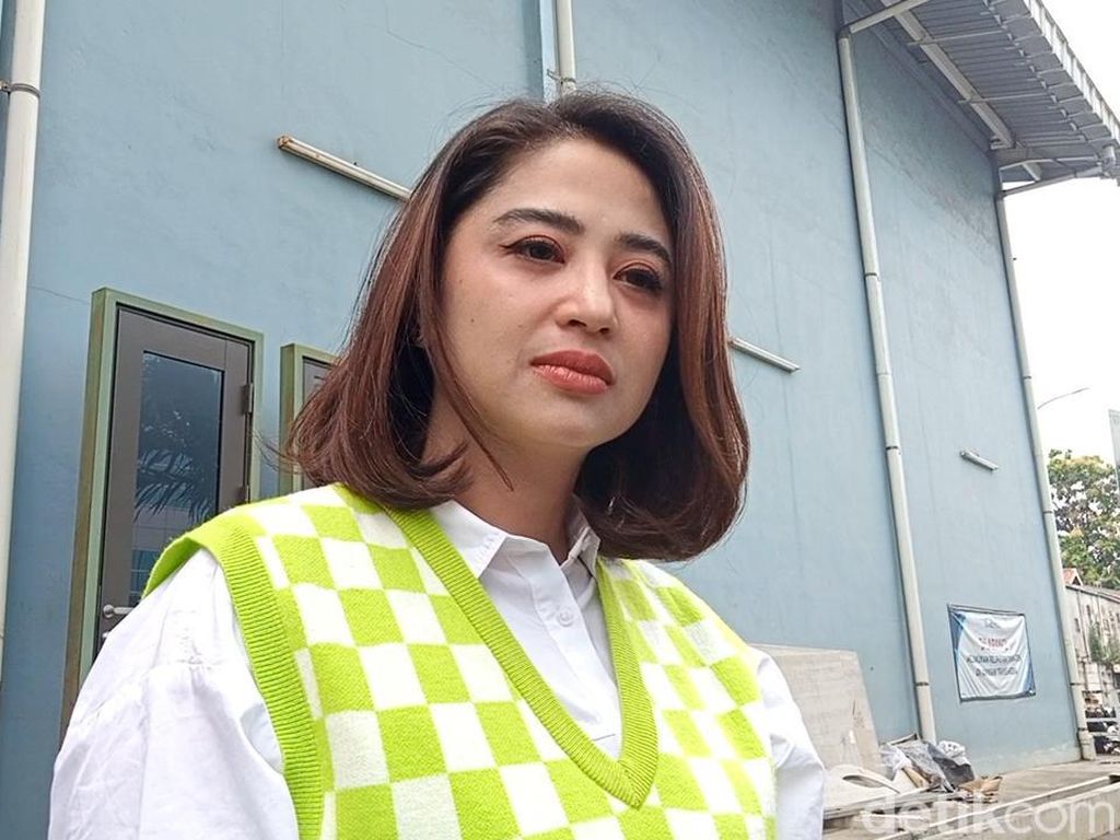 Seputar Dewi Perssik yang Digugat Cerai Angga Wijaya Seputar Dewi Perssik yang Digugat Cerai Angga Wijaya