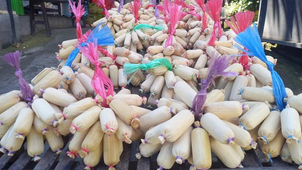 Dodol khas Bali berbungkus kulit jagung kering buatan perajin dodol di Desa Penglatan, Kecamatan Buleleng, Kabupaten Buleleng.