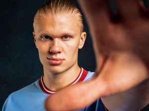 Foto-foto Erling Haaland Pakai Jersey Man City, Keren Gak?