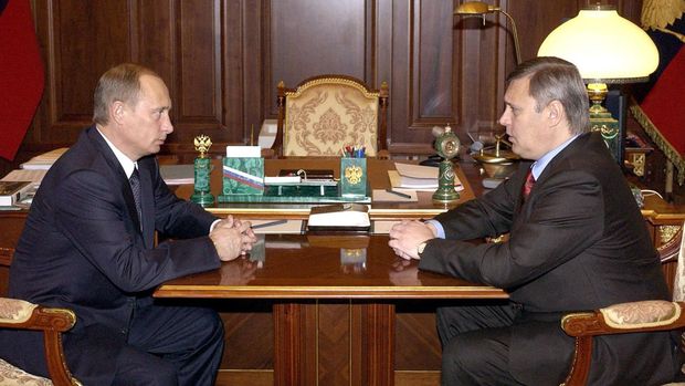 (FILES) This photograph taken on February 24, 2004, shows Russian President Vladimir Putin (L) talking to former Russian Prime Minister Mikhail Kasyanov at his office in Moscow's Kremlin. - Kasyanov, Russia's prime minister from 2000 to 2004, said to AFP he expected the war could last up to two years, but he was convinced that Russia could return to a democratic path. (Photo by TASS / AFP)