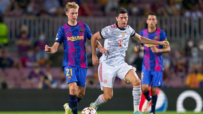 BARCELONA, SPAIN - SEPTEMBER 14: Frenkie De Jong of FC Barcelona competes for the ball with Robert Lewandowski of Bayern Munchen during the UEFA Champions League group E match between FC Barcelona and Bayern München at Camp Nou on September 14, 2021 in Barcelona, Spain. (Photo by Pedro Salado/Quality Sport Images/Getty Images)