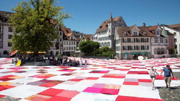 Gokil! Swiss Bikin Kain Piknik Raksasa hingga Tutupi Alun-alun Lho