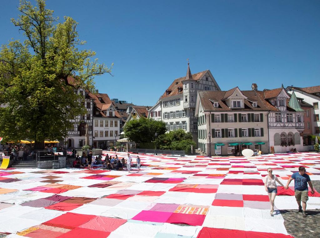 Gokil! Swiss Bikin Kain Piknik Raksasa hingga Tutupi Alun-alun Lho Gokil! Swiss Bikin Kain Piknik Raksasa hingga Tutupi Alun-alun Lho