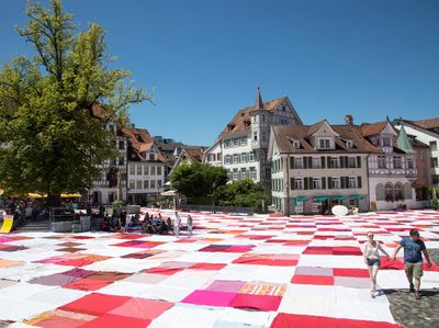 Gokil! Swiss Bikin Kain Piknik Raksasa hingga Tutupi Alun-alun Lho