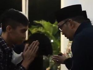 Ridwan Kamil-Atalia Sapa Warga yang Bertakziah di Pakuan