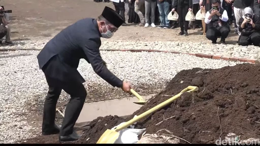 Gubernur Jabar Ridwan Kamil menyerok pasir ke liang lahat Eril