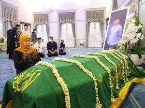 Doa Khofifah di Depan Jenazah Eril Doa Khofifah di Depan Jenazah Eril