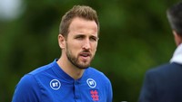 Penyerang Inggris Harry Kane dianggap mirip dengan seorang aktor top Hollywood. Siapa? Geser ke kanan! Foto: AFP via Getty Images/OLI SCARFF